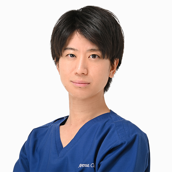 スクラブを着用した形成外科医・辛川領のポートレート